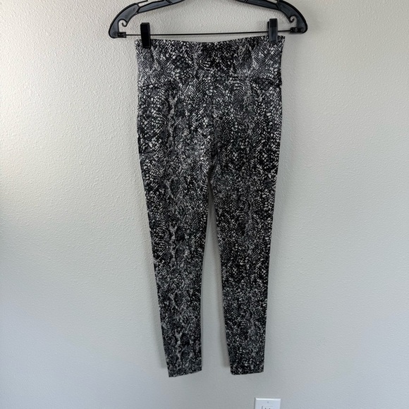 New SPANX Faux Leather Snake Shine Leggings Grey NWT Casual Women’s Medium - Picture 9 of 13